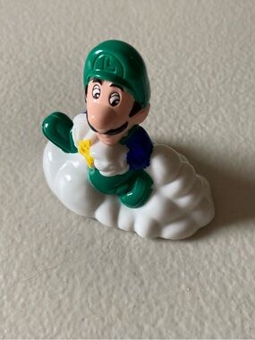 Vintage 1989 Nintendo Super Mario Brothers Luigi Sitting on a Cloud Plastic Toy